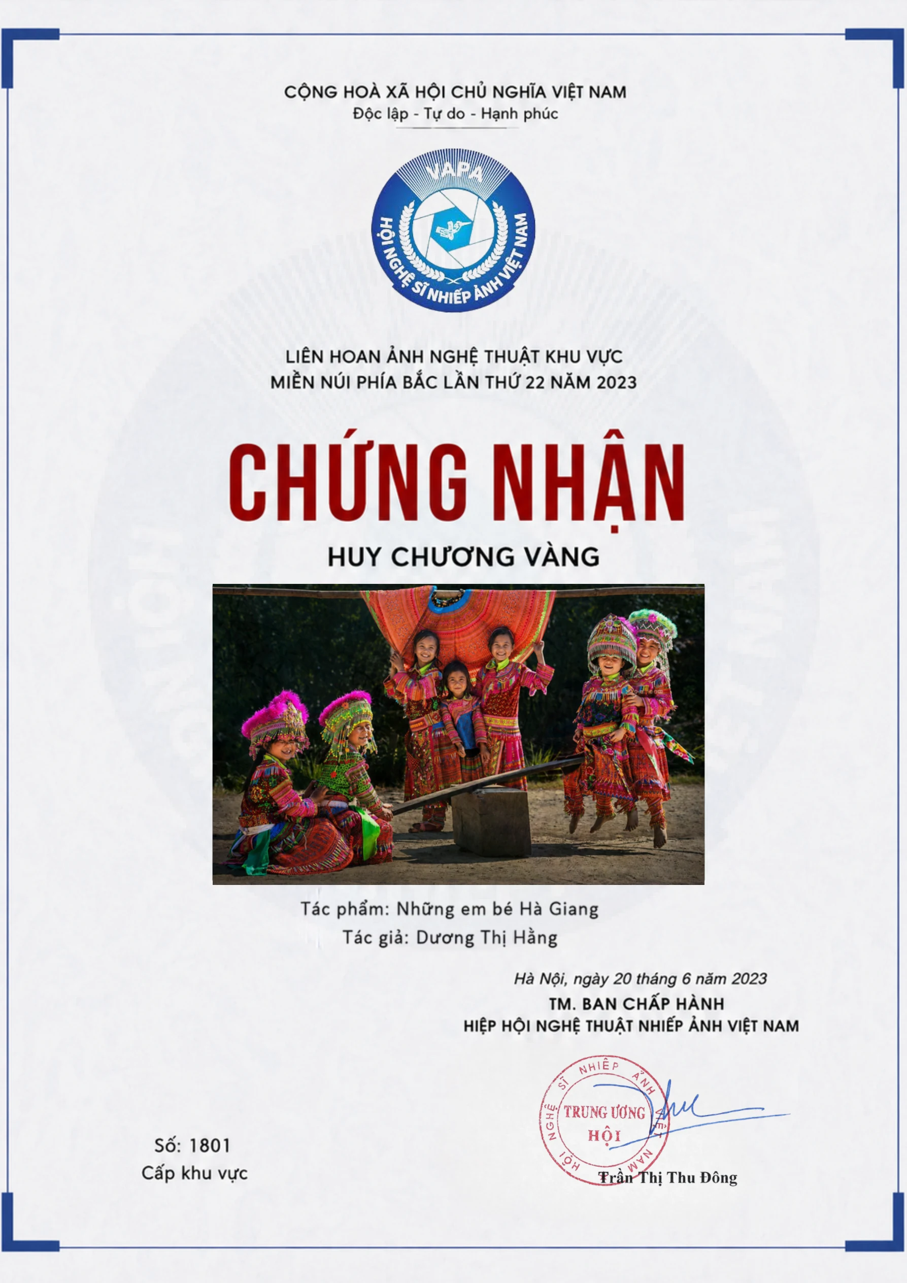 Chứng Nhận Huy Chương Vàng — Những em bé Hà Giang